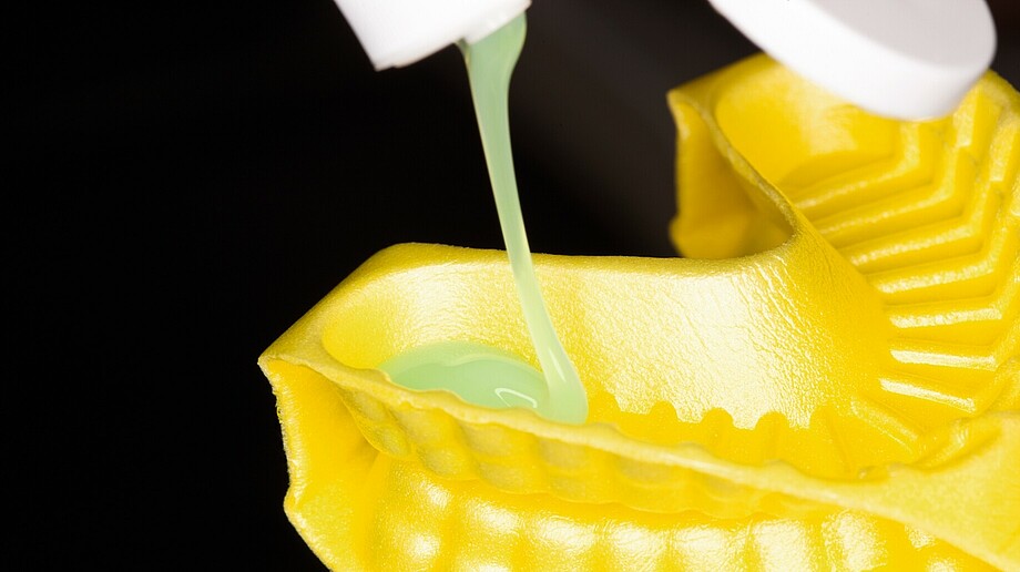 Flairesse Gel | Prophylaxis gel | No drips Pouring the prophylaxis gel into a tray