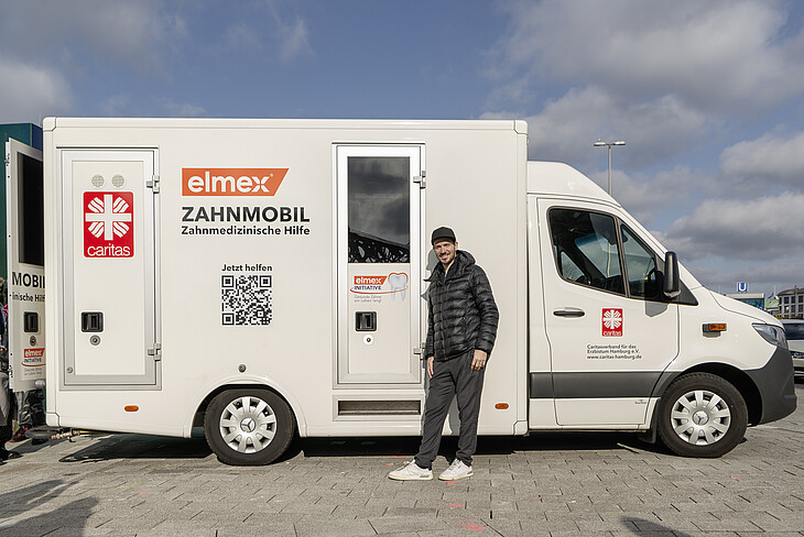 Felix Neureuther in front of the new Caritas "Zahnmobil"