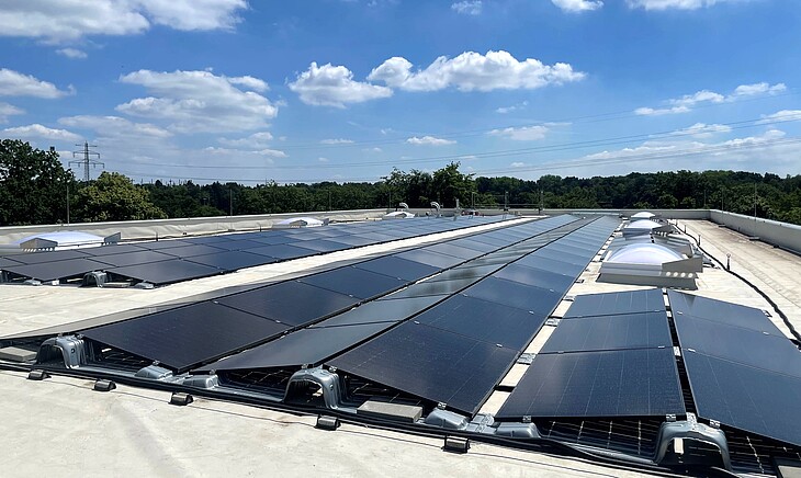 The photovoltaic system on the new production building at DMG in Hamburg